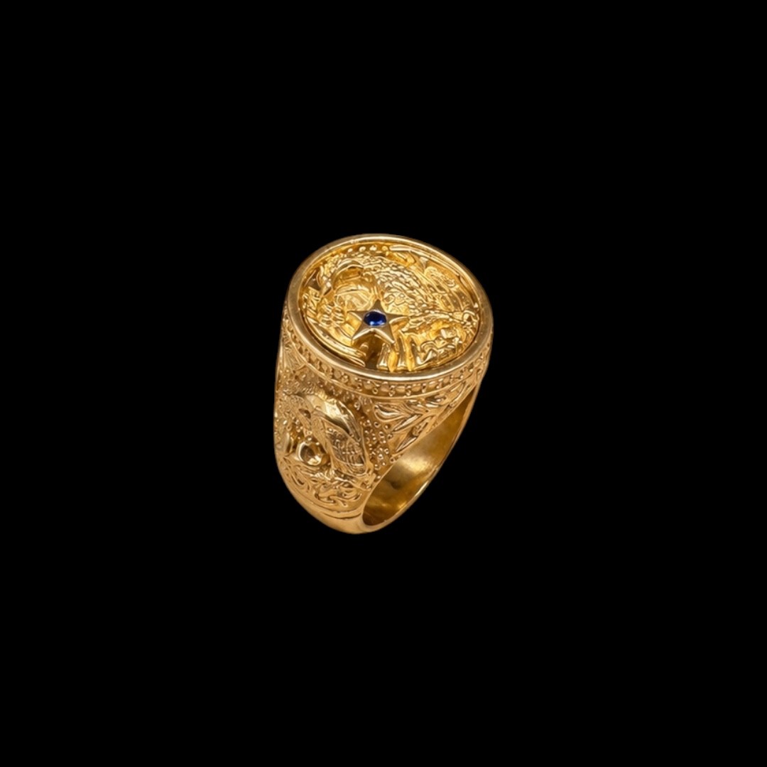 CHEVALIERE RONDE MOTIF AIGLE AVEC PIERRE BLEUE OR 18K